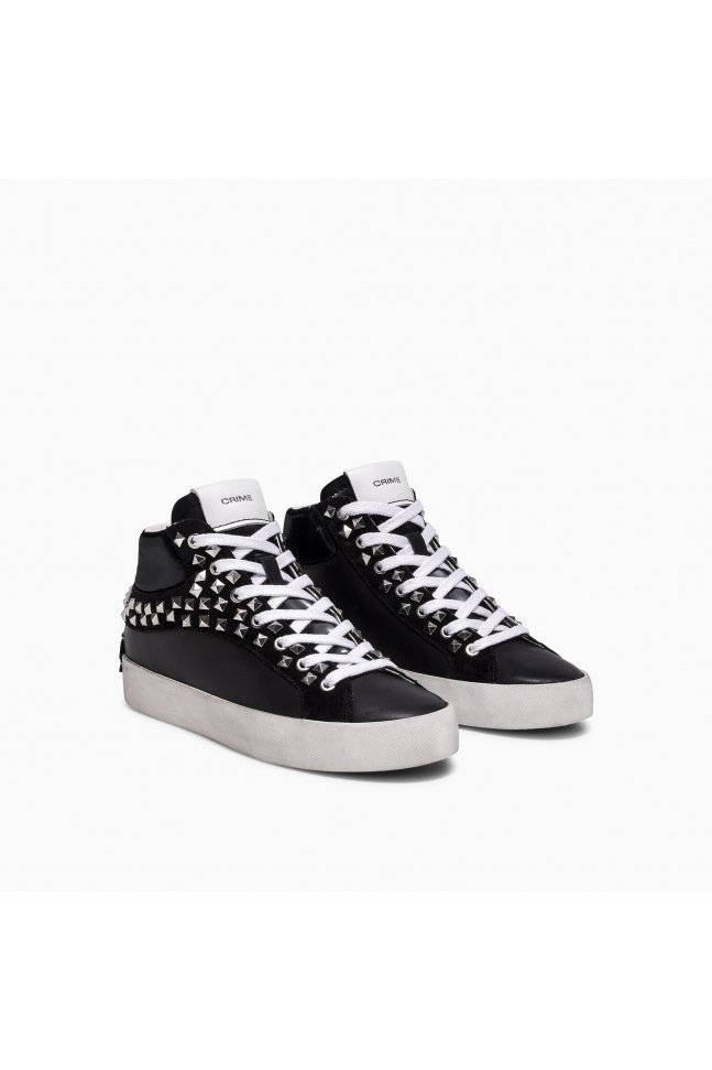 DEPORTIVA ABOTINADA CON TACHAS
