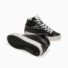 DEPORTIVA ABOTINADA CON TACHAS