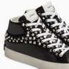 DEPORTIVA ABOTINADA CON TACHAS