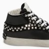 DEPORTIVA ABOTINADA CON TACHAS